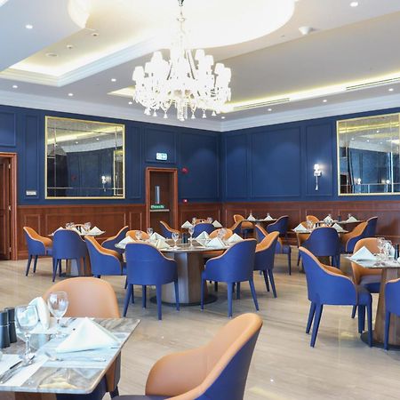 The Bentley Luxury Hotel & Suites Doha Eksteriør billede The restaurant