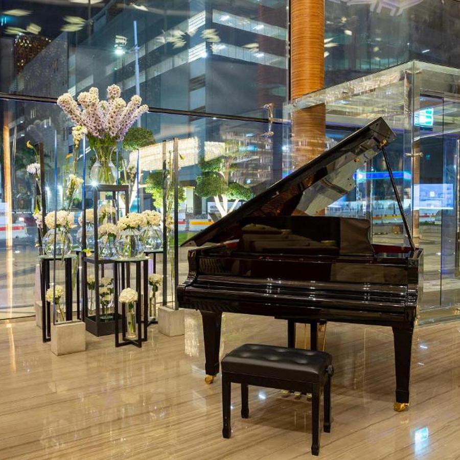 The Bentley Luxury Hotel & Suites Doha Eksteriør billede Piano in the lobby