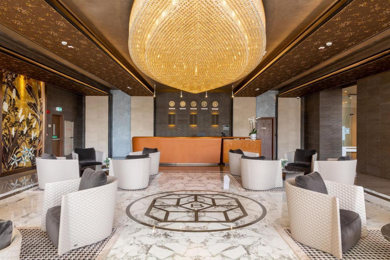 The Bentley Luxury Hotel & Suites Doha Eksteriør billede The lobby of the hotel