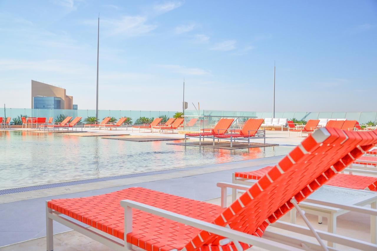 The Bentley Luxury Hotel & Suites Doha Eksteriør billede The rooftop pool at the hotel