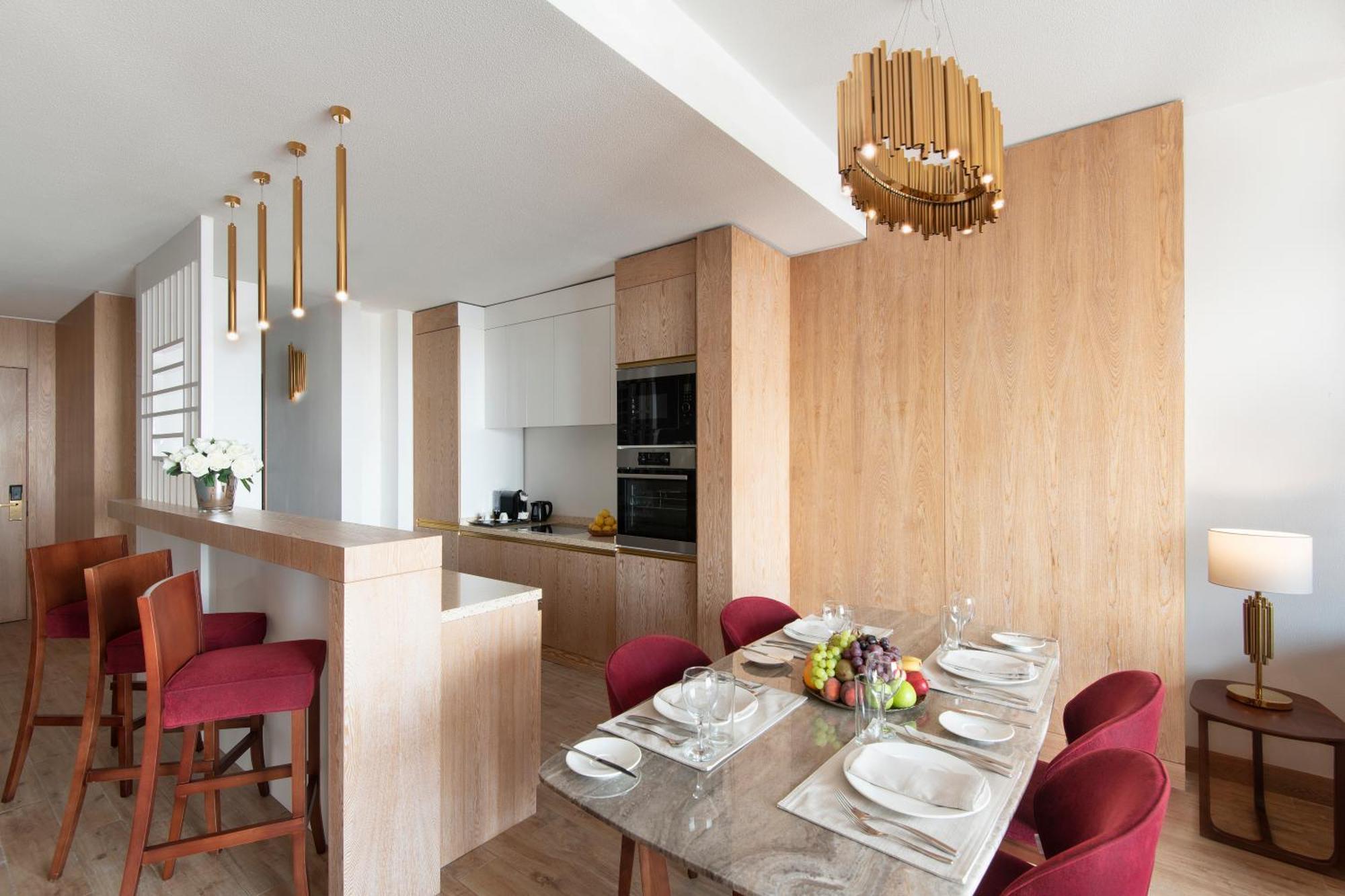 The Bentley Luxury Hotel & Suites Doha Eksteriør billede A kitchen and dining room in a typical apartment