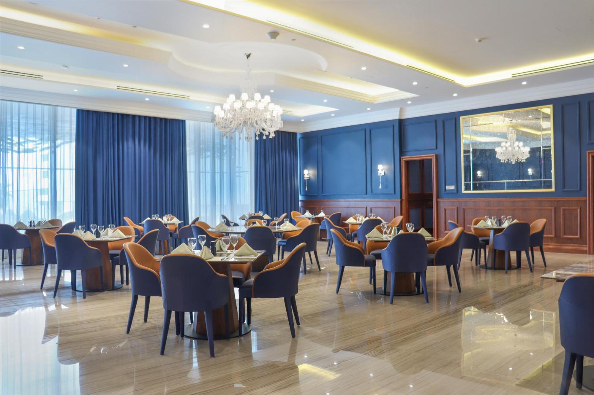 The Bentley Luxury Hotel & Suites Doha Eksteriør billede The restaurant at the hotel