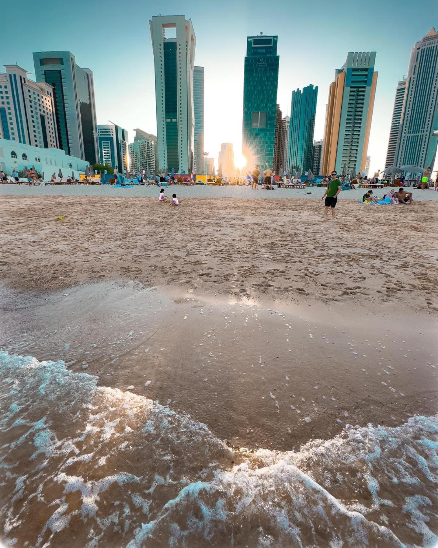 The Bentley Luxury Hotel & Suites Doha Eksteriør billede Sunset at Al Qudra Beach