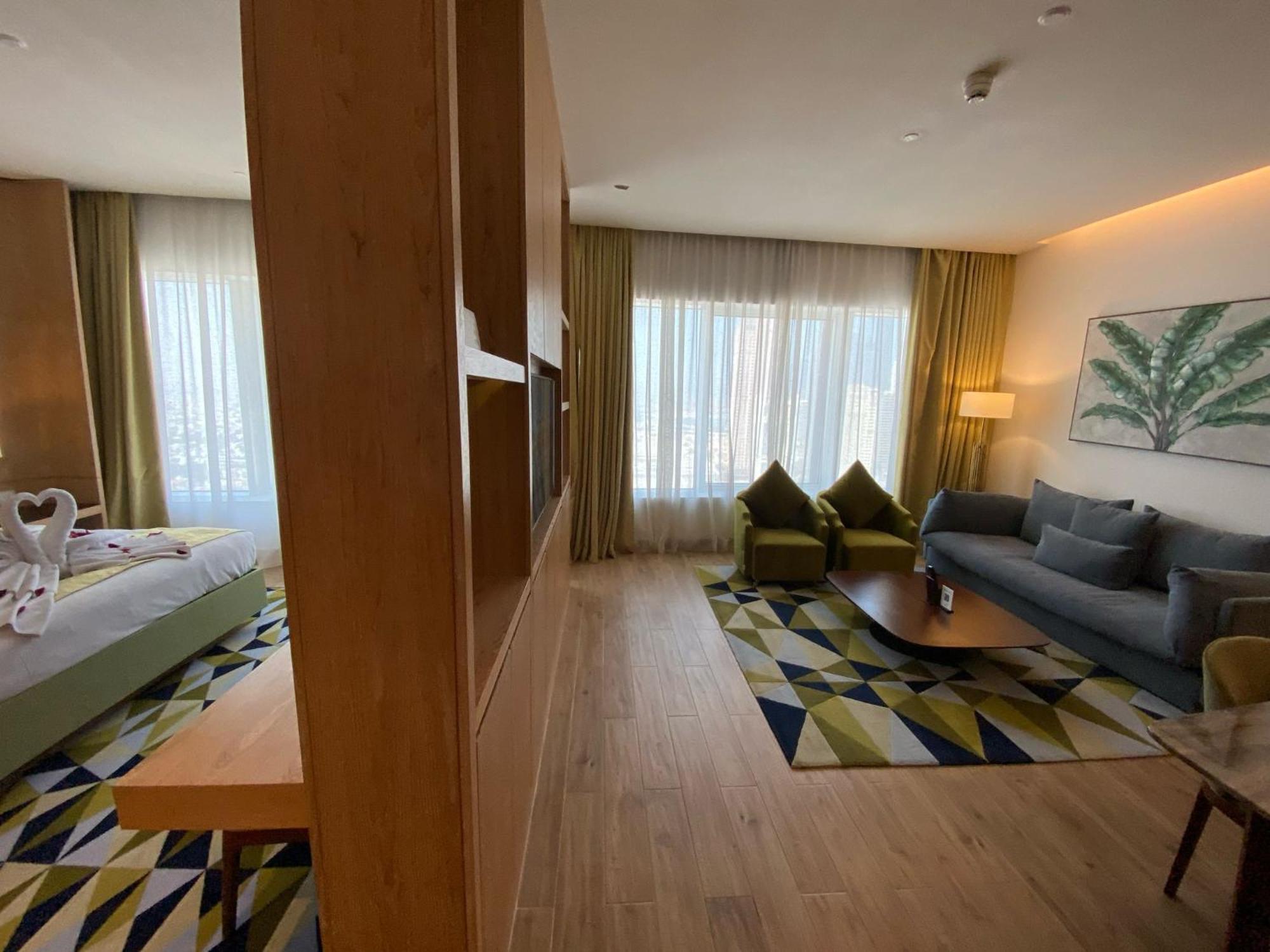 The Bentley Luxury Hotel & Suites Doha Eksteriør billede A suite at the hotel